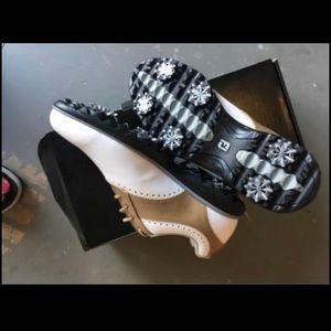 NIB Golfing shoes